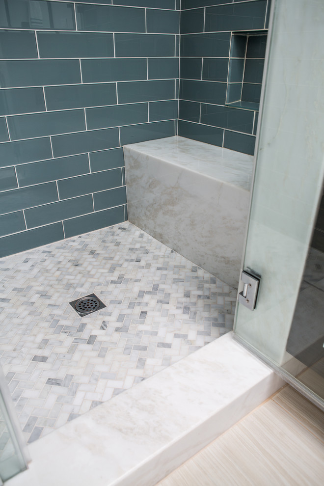 Cette photo montre une douche en alcôve principale bord de mer en bois foncé de taille moyenne avec un placard à porte plane, un carrelage bleu, un mur gris, un sol en carrelage de porcelaine, un lavabo encastré et un plan de toilette en granite.