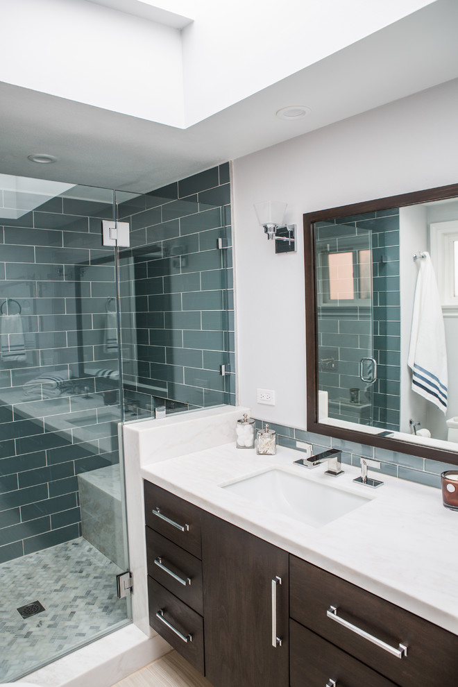 Idéer för att renovera ett mellanstort funkis en-suite badrum, med släta luckor, skåp i mörkt trä, blå kakel, glaskakel, granitbänkskiva, en dusch i en alkov, vita väggar, vinylgolv och ett undermonterad handfat