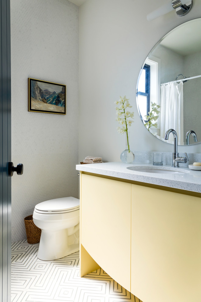 На фото: ванная комната среднего размера в современном стиле с плоскими фасадами, желтыми фасадами, раздельным унитазом, серыми стенами, полом из керамогранита, душевой кабиной, врезной раковиной, разноцветным полом, серой столешницей, тумбой под одну раковину и встроенной тумбой