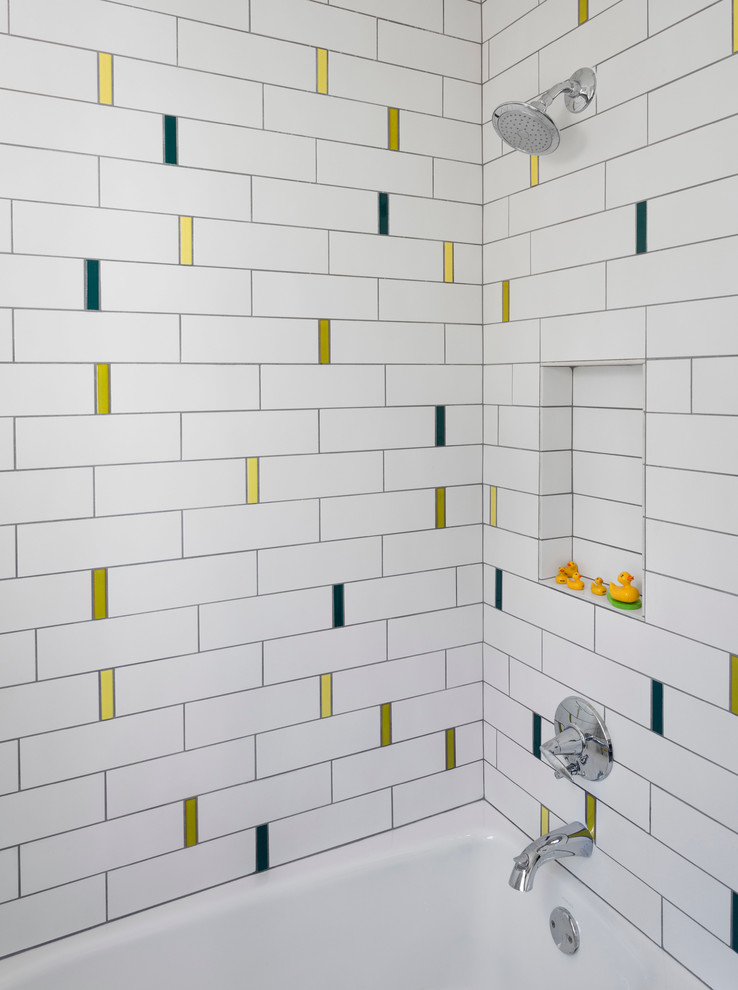 Inspiration pour une salle de bain design avec un carrelage multicolore.