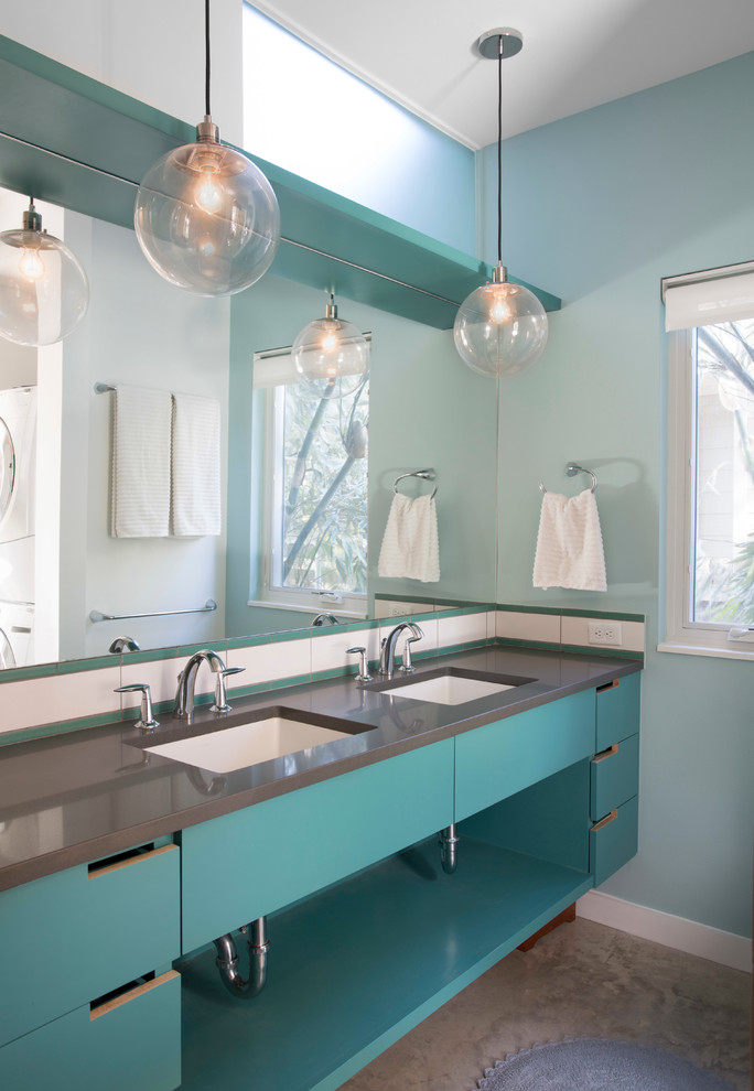 Foto de cuarto de baño contemporáneo con armarios con paneles lisos, puertas de armario azules y encimeras grises
