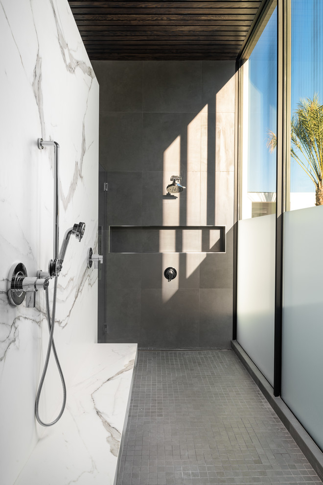 Foto de cuarto de baño actual con ducha doble, baldosas y/o azulejos grises, baldosas y/o azulejos blancos, paredes grises, suelo con mosaicos de baldosas, suelo gris y ducha abierta