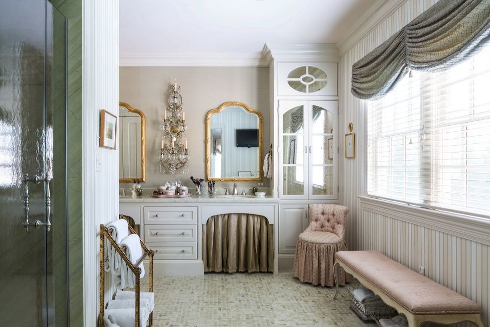 Diseño de cuarto de baño principal clásico con armarios con paneles con relieve, puertas de armario beige, paredes beige y lavabo bajoencimera