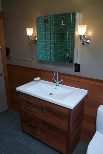 Idee per una stanza da bagno con doccia american style di medie dimensioni con ante in stile shaker e ante in legno scuro