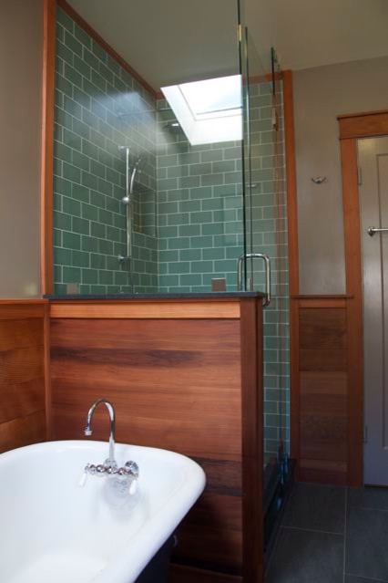 Ispirazione per una stanza da bagno con doccia stile americano di medie dimensioni con ante in stile shaker e ante in legno scuro