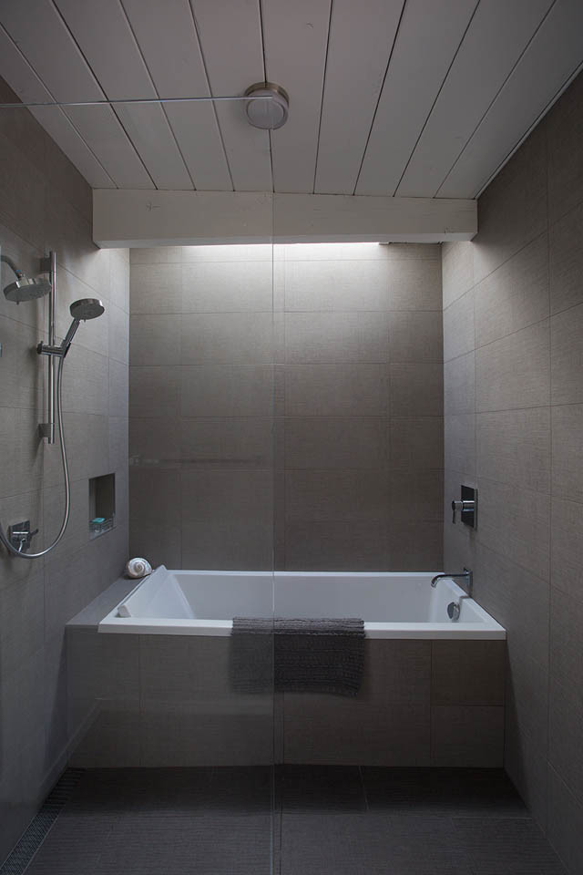 Inspiration för ett mellanstort funkis en-suite badrum, med ett platsbyggt badkar, en öppen dusch och bruna väggar