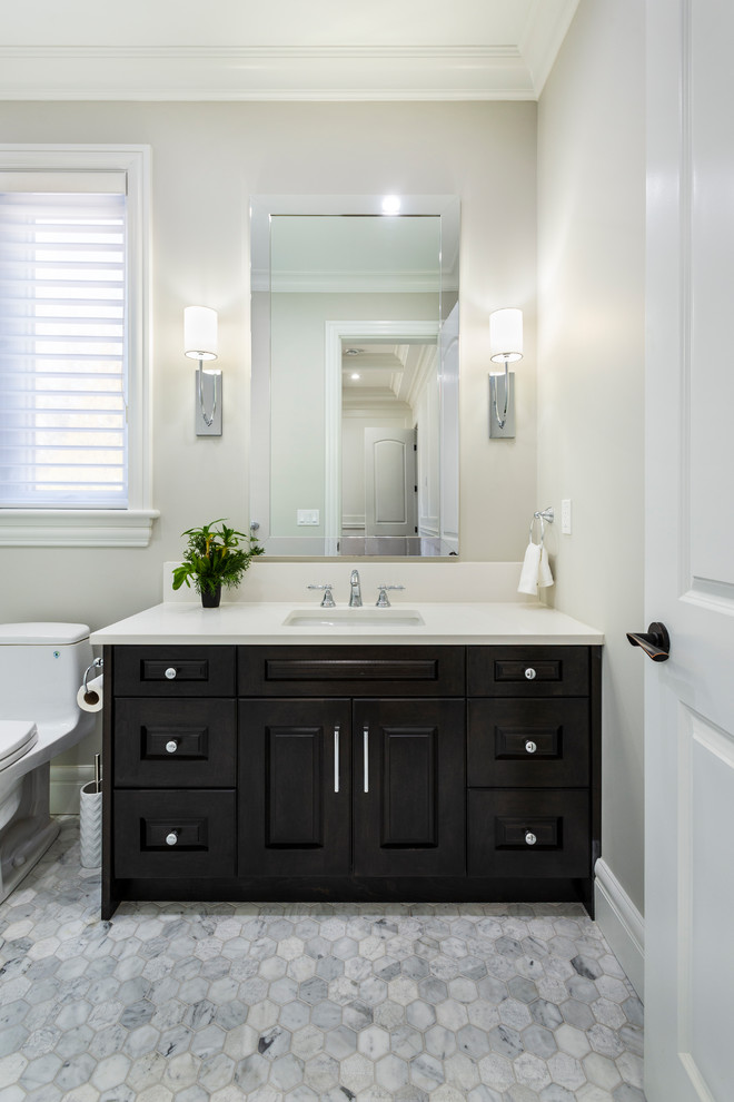 Modelo de cuarto de baño clásico de tamaño medio con armarios con paneles empotrados, puertas de armario negras, sanitario de una pieza, aseo y ducha, lavabo bajoencimera, encimera de cuarzo compacto y encimeras blancas