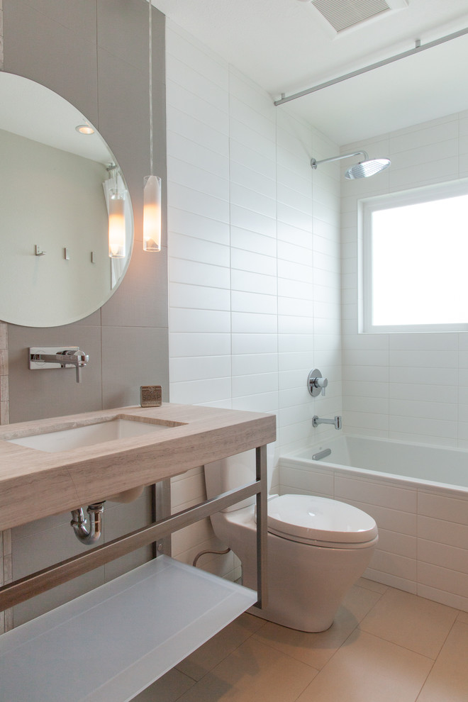 Cette photo montre une petite salle de bain moderne avec un placard sans porte, une baignoire en alcôve, WC séparés, des carreaux de céramique, un mur gris, un sol en carrelage de porcelaine, un lavabo encastré et un plan de toilette en marbre.