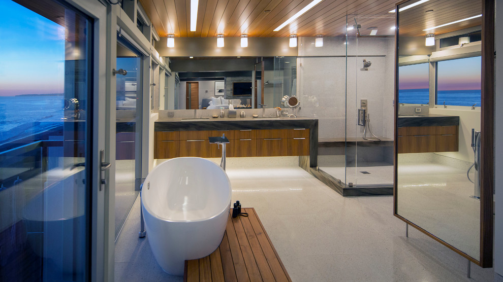 Cette photo montre une salle de bain tendance en bois foncé avec un placard à porte plane, une baignoire indépendante et une douche d'angle.