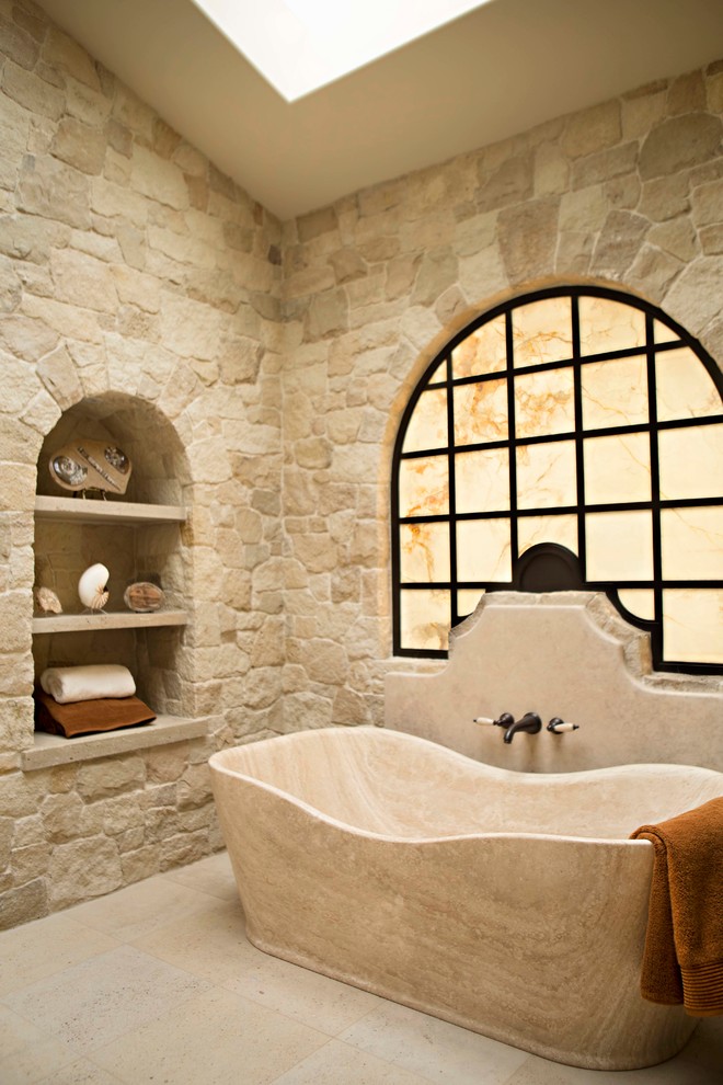 Idéer för ett medelhavsstil en-suite badrum, med öppna hyllor och ett fristående badkar