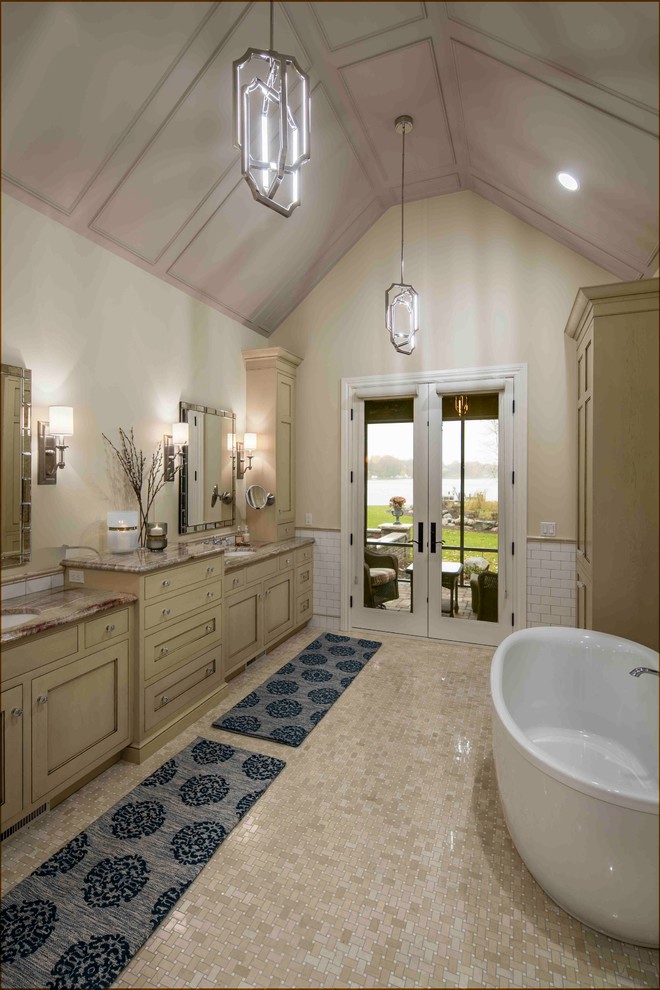 На фото: большая главная ванная комната в классическом стиле с врезной раковиной, плоскими фасадами, светлыми деревянными фасадами, отдельно стоящей ванной, белыми стенами, белой плиткой и плиткой кабанчик