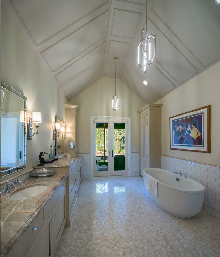 Inspiration för stora klassiska en-suite badrum, med ett fristående badkar, ett undermonterad handfat, släta luckor, skåp i ljust trä, marmorbänkskiva, en kantlös dusch, en toalettstol med separat cisternkåpa, vit kakel, stenkakel, beige väggar och marmorgolv