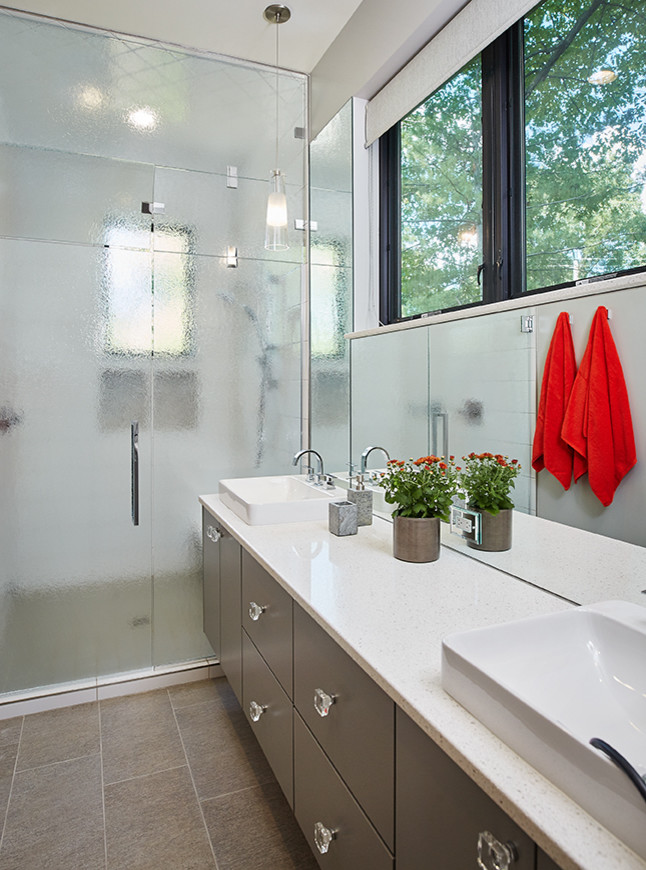 На фото: большая главная ванная комната в современном стиле с плоскими фасадами, темными деревянными фасадами, зеркальной плиткой, белыми стенами, коричневым полом и белой столешницей