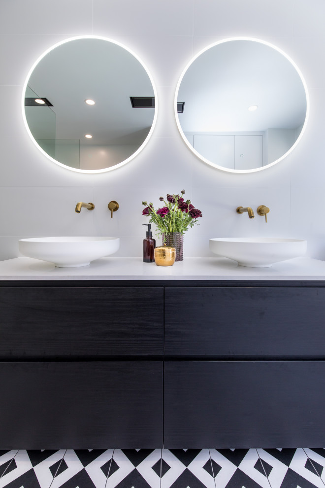 Foto de cuarto de baño moderno con sanitario de una pieza, baldosas y/o azulejos blancos, baldosas y/o azulejos de cerámica, paredes blancas, suelo de azulejos de cemento, ducha abierta y encimeras blancas
