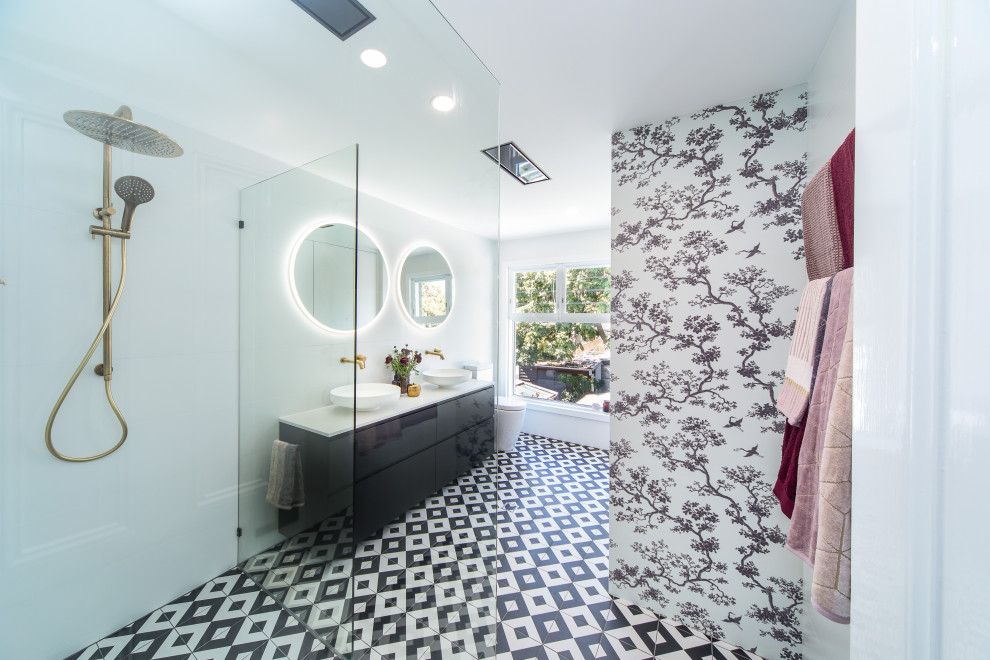 Modernes Badezimmer mit Toilette mit Aufsatzspülkasten, weißen Fliesen, Keramikfliesen, weißer Wandfarbe, Zementfliesen für Boden, offener Dusche und weißer Waschtischplatte in Sydney