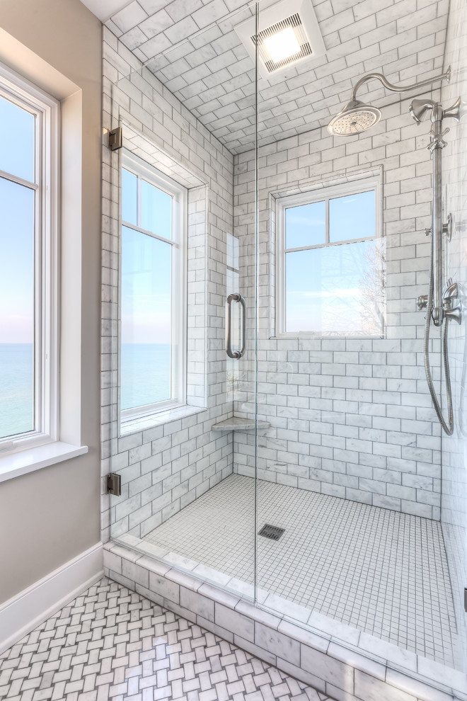Modelo de cuarto de baño principal marinero con ducha esquinera y baldosas y/o azulejos blancos