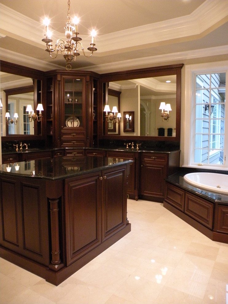 Стильный дизайн: ванная комната в классическом стиле с врезной раковиной, фасадами с выступающей филенкой, темными деревянными фасадами, столешницей из гранита и мраморным полом - последний тренд