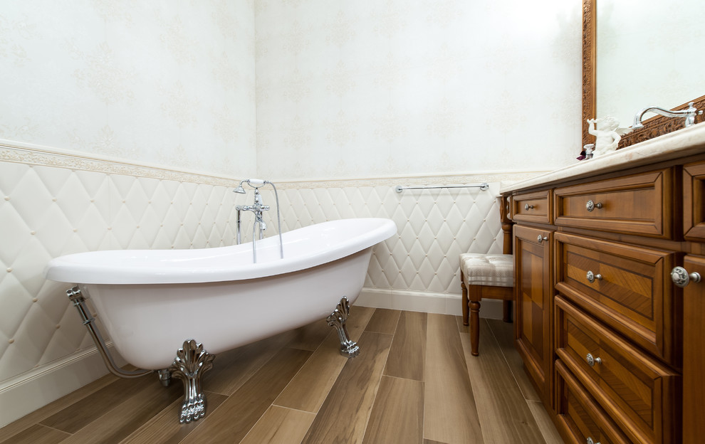 Свежая идея для дизайна: ванная комната в викторианском стиле - отличное фото интерьера