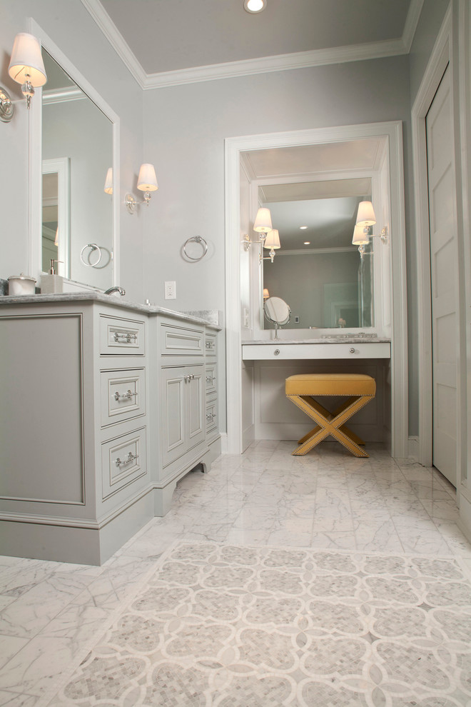 На фото: большая главная ванная комната в стиле неоклассика (современная классика) с фасадами с декоративным кантом, серыми фасадами, серыми стенами и врезной раковиной с