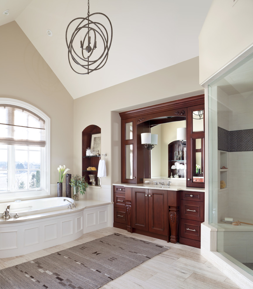 На фото: ванная комната в классическом стиле с фасадами с утопленной филенкой, темными деревянными фасадами, накладной ванной, душем в нише и бежевыми стенами