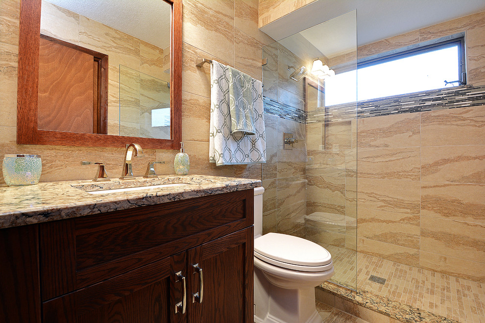 Idéer för att renovera ett litet rustikt en-suite badrum, med ett undermonterad handfat, skåp i shakerstil, skåp i mörkt trä, bänkskiva i kvarts, en dusch i en alkov, en toalettstol med hel cisternkåpa, beige kakel, porslinskakel, beige väggar och klinkergolv i porslin