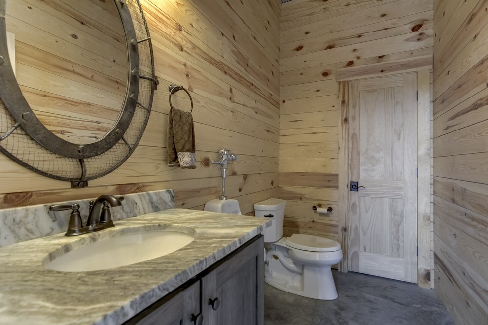 Exempel på ett mellanstort lantligt grå grått badrum med dusch, med luckor med infälld panel, grå skåp, ett urinoar, beige väggar, betonggolv, ett undermonterad handfat, bänkskiva i kalksten och grått golv