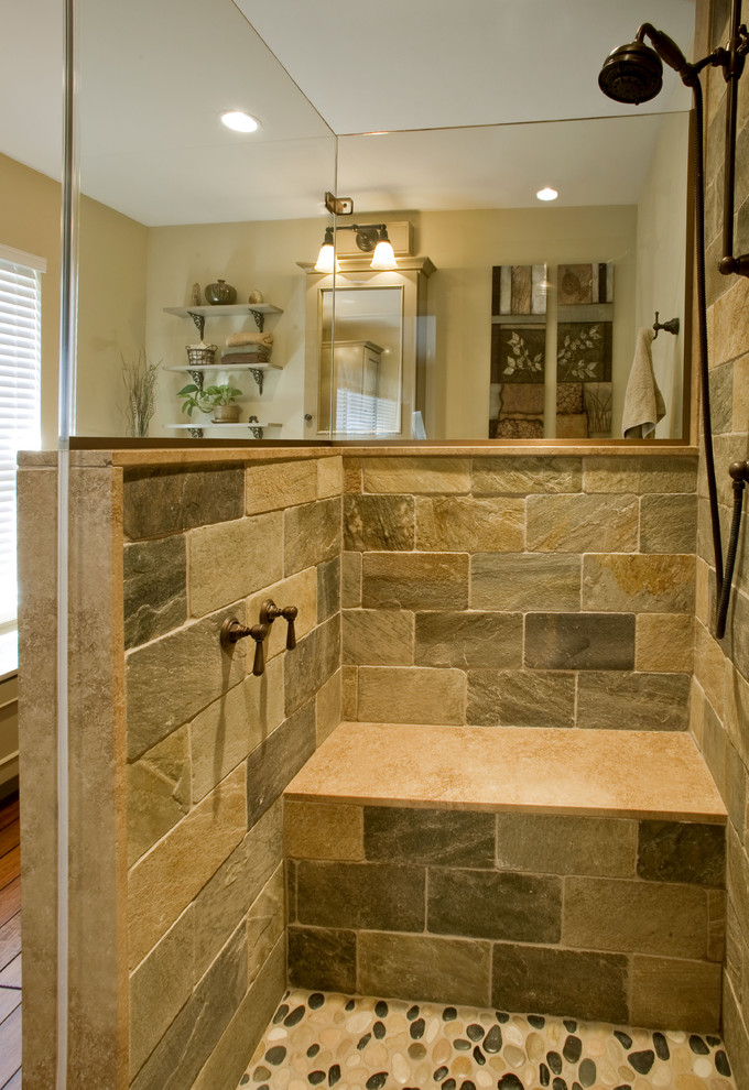 Пример оригинального дизайна: ванная комната в классическом стиле с плиткой из сланца