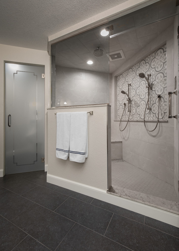 На фото: большая главная ванная комната в стиле кантри с фасадами островного типа, искусственно-состаренными фасадами, двойным душем, раздельным унитазом, белой плиткой, керамогранитной плиткой, бежевыми стенами, полом из керамической плитки, накладной раковиной, столешницей из искусственного кварца, серым полом, душем с распашными дверями и разноцветной столешницей с