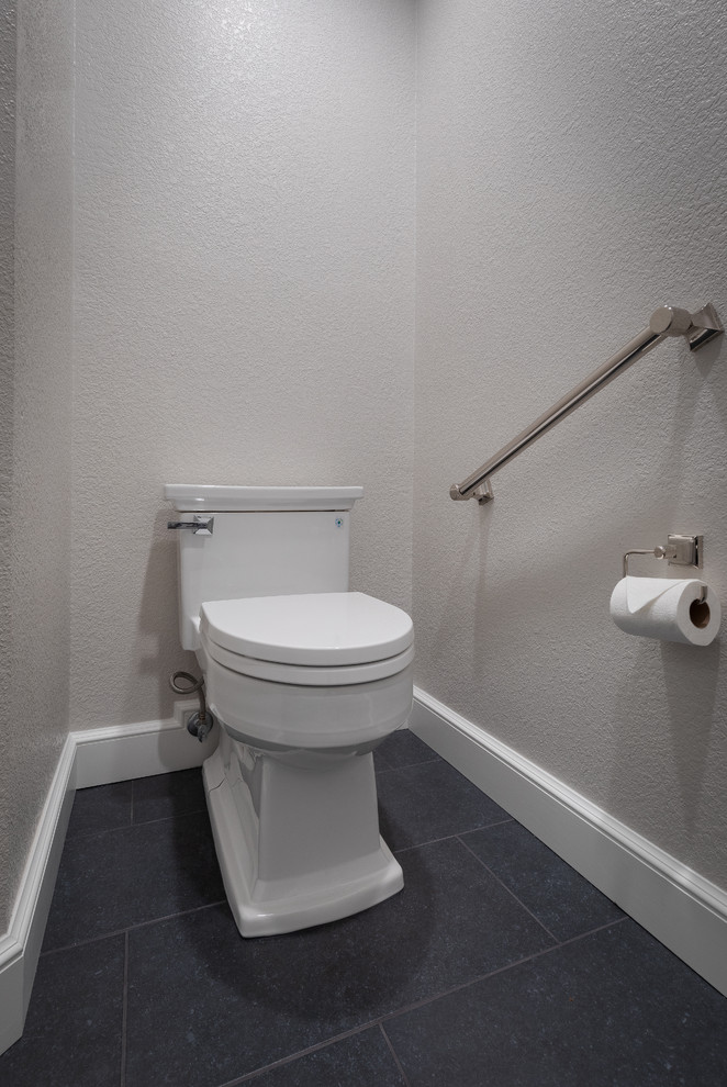 Cette photo montre une grande salle de bain principale nature en bois vieilli avec un placard en trompe-l'oeil, une douche double, WC séparés, un carrelage blanc, des carreaux de porcelaine, un mur beige, un sol en carrelage de céramique, un lavabo posé, un plan de toilette en quartz modifié, un sol gris, une cabine de douche à porte battante et un plan de toilette multicolore.