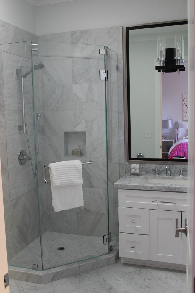 Example of a mid-sized classic kids' gray tile and subway tile marble floor bathroom design in San Francisco with shaker cabinets, white cabinets, a two-piece toilet, gray walls, an undermount sink, quartzite countertops and a hinged shower door