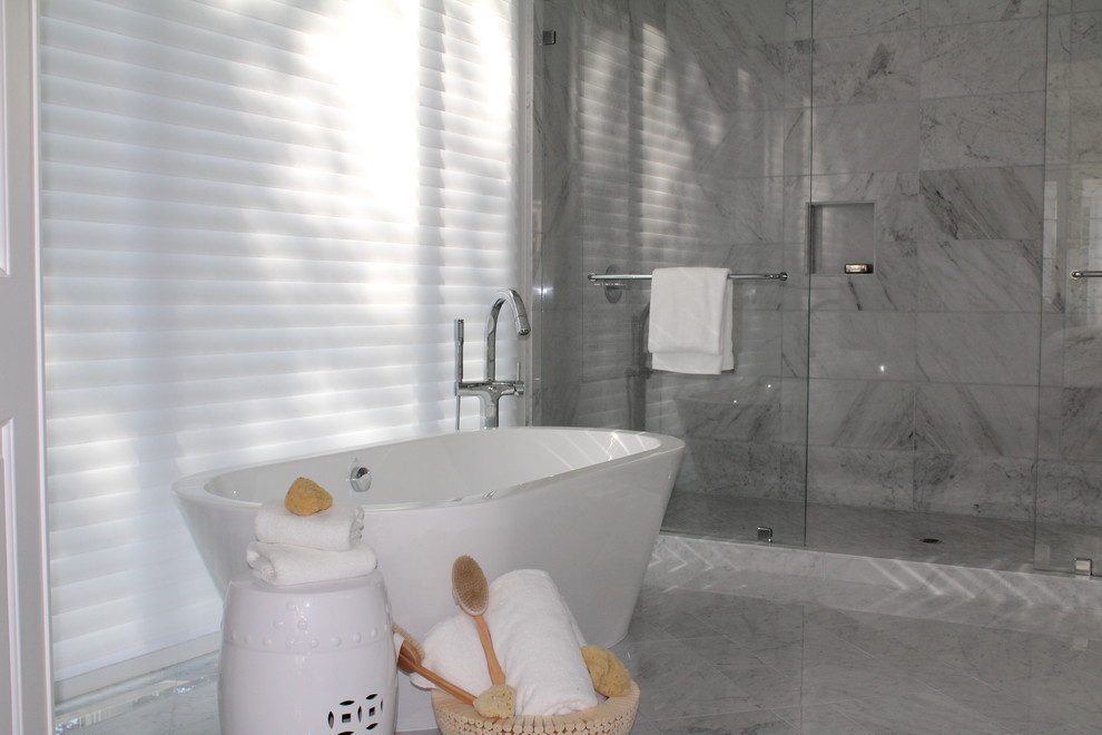 Источник вдохновения для домашнего уюта: главная ванная комната среднего размера в классическом стиле с фасадами в стиле шейкер, белыми фасадами, японской ванной, двойным душем, раздельным унитазом, серой плиткой, плиткой кабанчик, серыми стенами, мраморным полом, врезной раковиной, столешницей из кварцита, серым полом и душем с распашными дверями