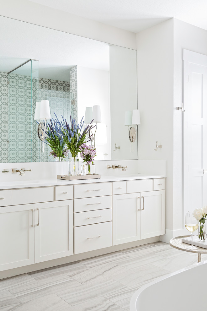 Idéer för att renovera ett stort vintage vit vitt en-suite badrum, med ett fristående badkar, en kantlös dusch, grå kakel, flerfärgad kakel, vit kakel, porslinskakel, flerfärgade väggar, klinkergolv i porslin, grått golv, dusch med gångjärnsdörr, skåp i shakerstil, vita skåp, ett undermonterad handfat och bänkskiva i akrylsten
