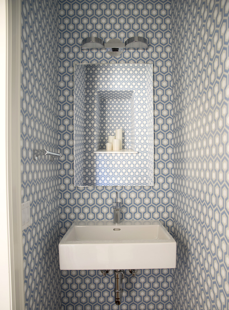 Diseño de cuarto de baño actual pequeño con aseo y ducha