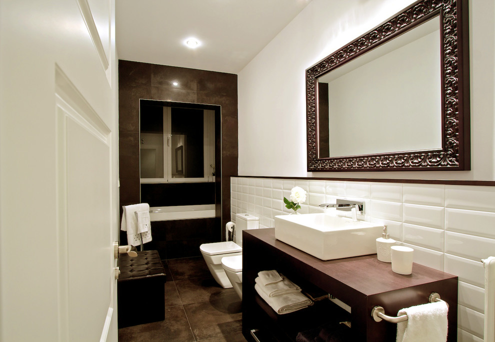 Exempel på ett mellanstort modernt en-suite badrum, med öppna hyllor, skåp i mörkt trä, en toalettstol med separat cisternkåpa, vit kakel, tunnelbanekakel, vita väggar, klinkergolv i keramik, ett fristående handfat, en dusch/badkar-kombination och träbänkskiva