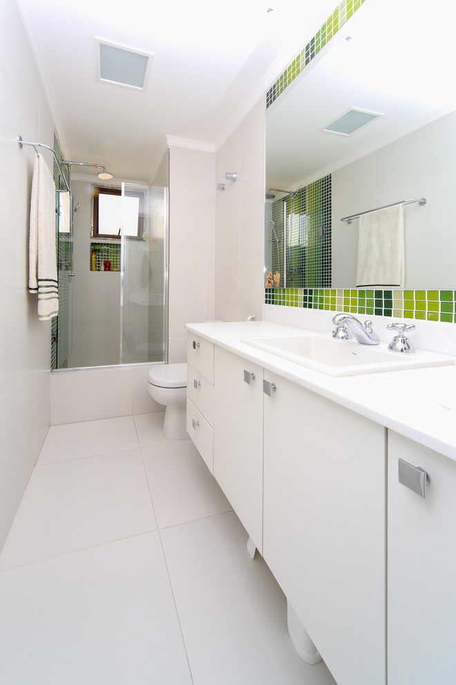 Idee per una stanza da bagno contemporanea con lavabo da incasso, ante lisce, ante bianche, vasca ad alcova, vasca/doccia, piastrelle verdi e piastrelle a mosaico