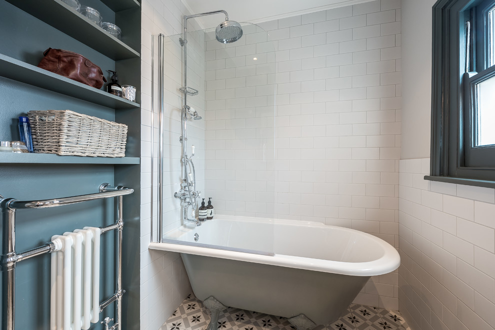 Idéer för mellanstora vintage badrum, med ett fristående badkar och en dusch/badkar-kombination