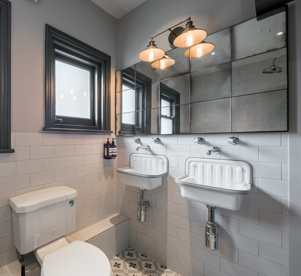 Inspiration för ett litet industriellt badrum, med en toalettstol med hel cisternkåpa och ett väggmonterat handfat
