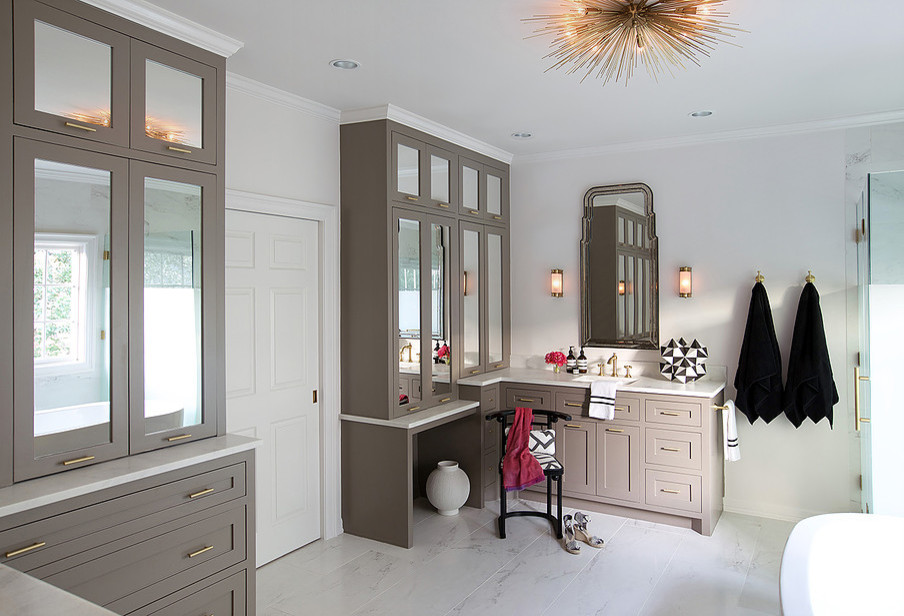 Klassisk inredning av ett mellanstort en-suite badrum, med skåp i shakerstil, beige skåp, ett fristående badkar, grå kakel, vit kakel, stenkakel, bänkskiva i akrylsten, en hörndusch, vita väggar, marmorgolv och ett integrerad handfat