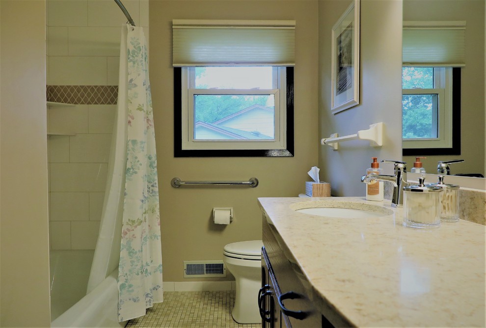 Exemple d'une petite salle de bain principale chic avec un placard à porte shaker, des portes de placard marrons, une baignoire en alcôve, WC séparés, un carrelage blanc, des carreaux de céramique, un mur beige, un sol en carrelage de terre cuite, un lavabo encastré, un plan de toilette en surface solide, un sol vert et un plan de toilette beige.