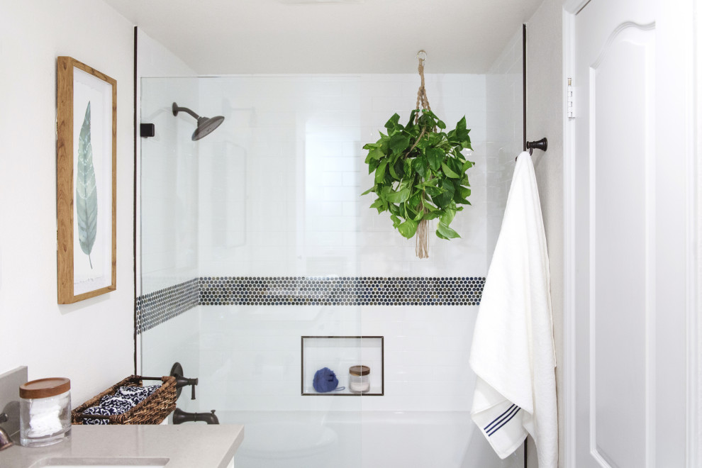На фото: главная ванная комната среднего размера в стиле модернизм с фасадами в стиле шейкер, белыми фасадами, ванной в нише, душем в нише, унитазом-моноблоком, белой плиткой, керамической плиткой, белыми стенами, полом из керамогранита, врезной раковиной, мраморной столешницей, серым полом, открытым душем, серой столешницей, нишей, тумбой под две раковины и встроенной тумбой с