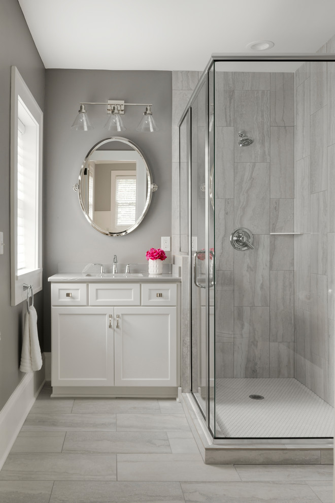 Foto de cuarto de baño tradicional renovado de tamaño medio con armarios con paneles empotrados, puertas de armario blancas, baldosas y/o azulejos grises, aseo y ducha, lavabo con pedestal y encimeras grises