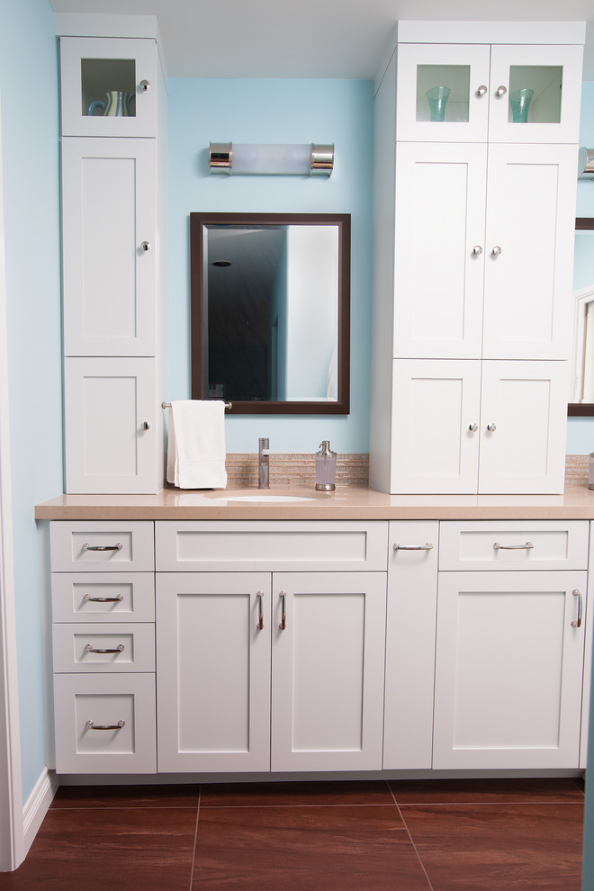 Стильный дизайн: главная ванная комната среднего размера в классическом стиле с фасадами в стиле шейкер, белыми фасадами, двойным душем, унитазом-моноблоком, белой плиткой, керамогранитной плиткой, синими стенами, полом из керамогранита, врезной раковиной и столешницей из искусственного кварца - последний тренд