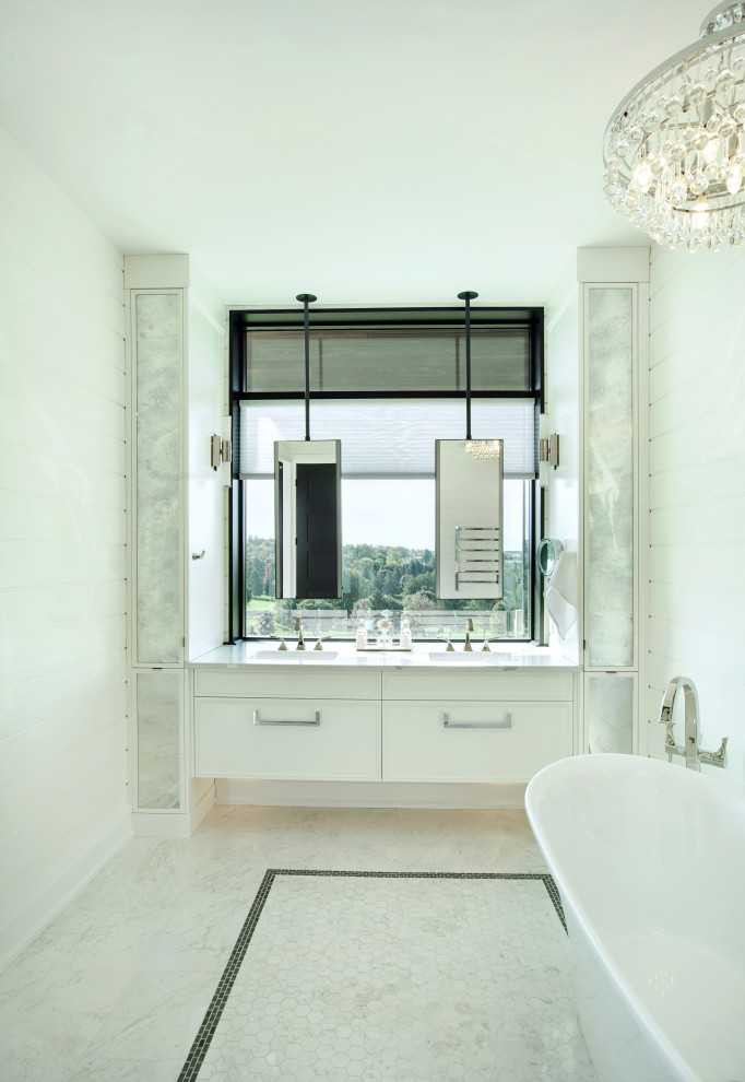 Foto di una grande stanza da bagno padronale minimal con ante con riquadro incassato, ante bianche, vasca freestanding, top in quarzite e top bianco