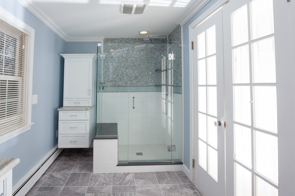 Foto di una stanza da bagno padronale stile marino con ante bianche, piastrelle grigie, pareti blu e lavabo sottopiano
