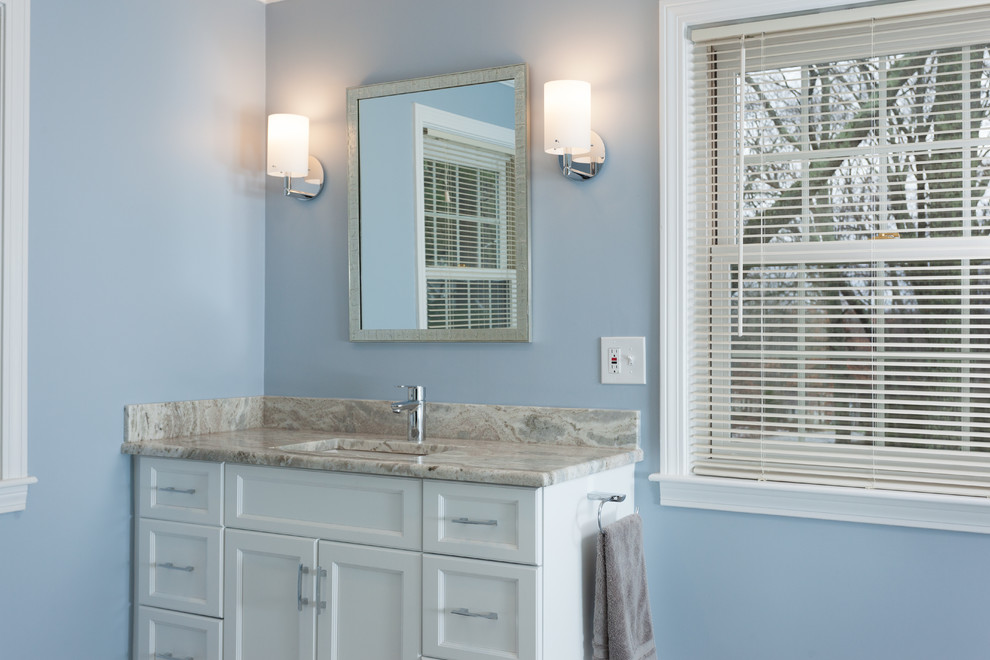 На фото: главная ванная комната в морском стиле с синей плиткой и плиткой мозаикой