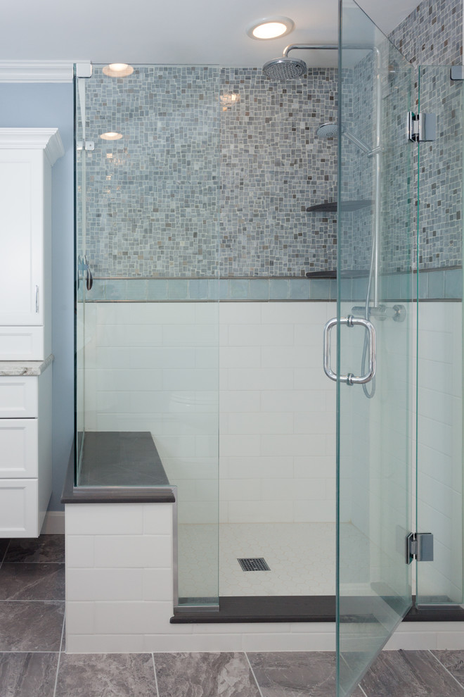 Immagine di una stanza da bagno padronale stile marinaro con piastrelle blu e piastrelle a mosaico
