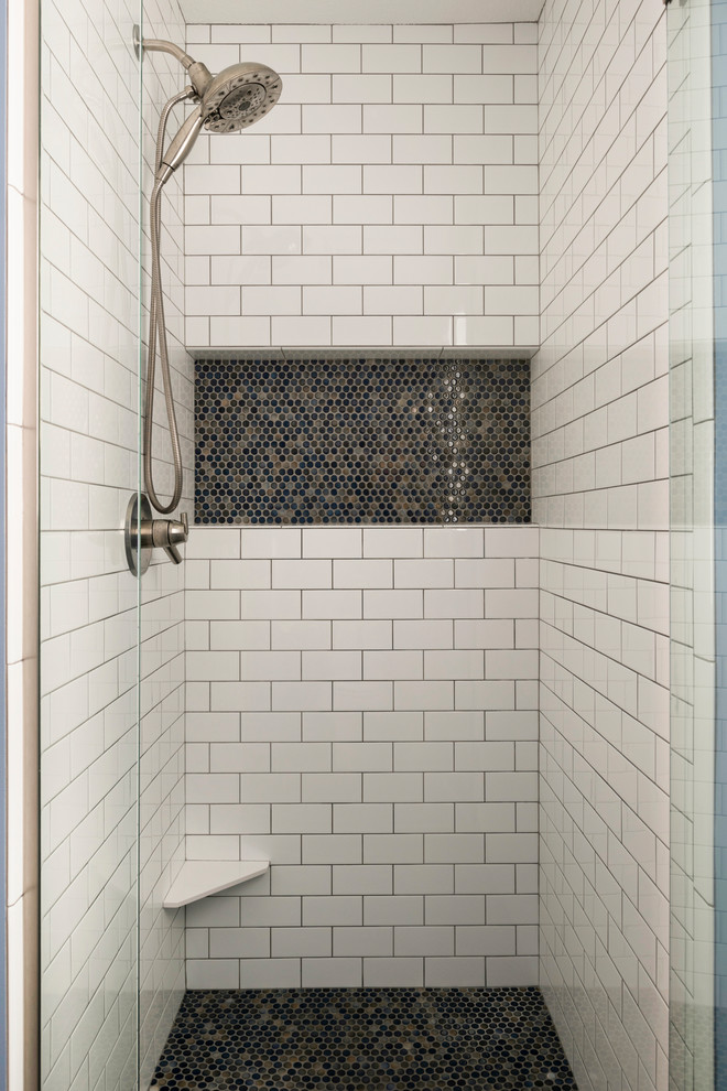 Foto di una piccola stanza da bagno padronale chic con doccia alcova, piastrelle bianche, piastrelle diamantate, pavimento in gres porcellanato, pavimento blu e porta doccia a battente