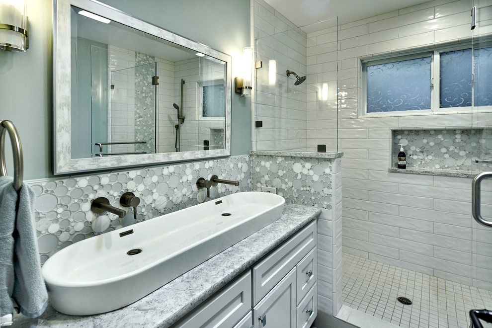 Idéer för att renovera ett mellanstort funkis turkos turkost badrum för barn, med vita skåp, en dusch i en alkov, en toalettstol med hel cisternkåpa, vit kakel, keramikplattor, blå väggar, klinkergolv i porslin, ett fristående handfat, bänkskiva i kvarts, vitt golv, dusch med gångjärnsdörr och luckor med infälld panel