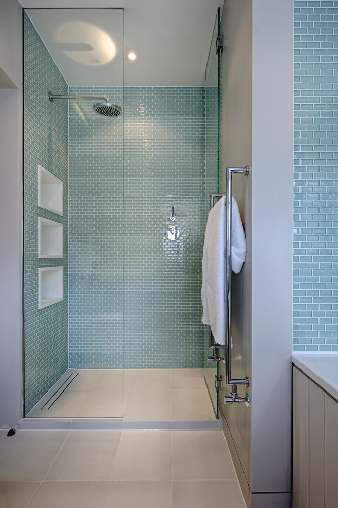Idee per una stanza da bagno contemporanea con doccia alcova, piastrelle blu, piastrelle di vetro e pareti grigie