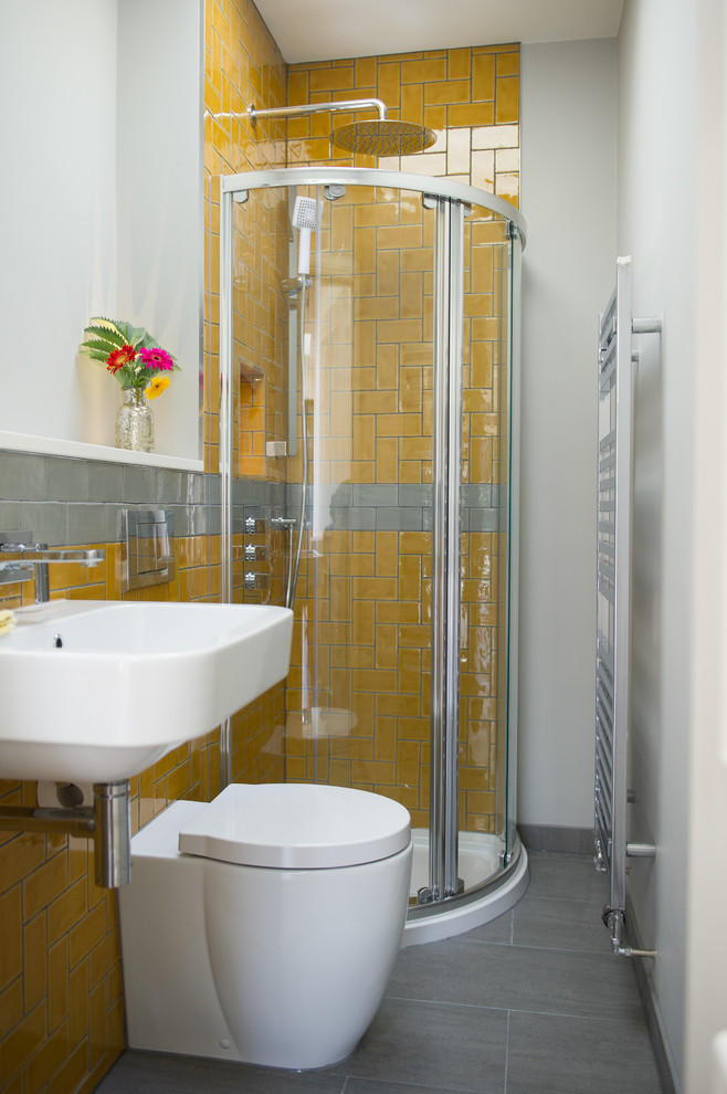Exempel på ett litet modernt badrum med dusch, med möbel-liknande, en toalettstol med hel cisternkåpa, gul kakel, keramikplattor, grå väggar, klinkergolv i keramik och ett väggmonterat handfat